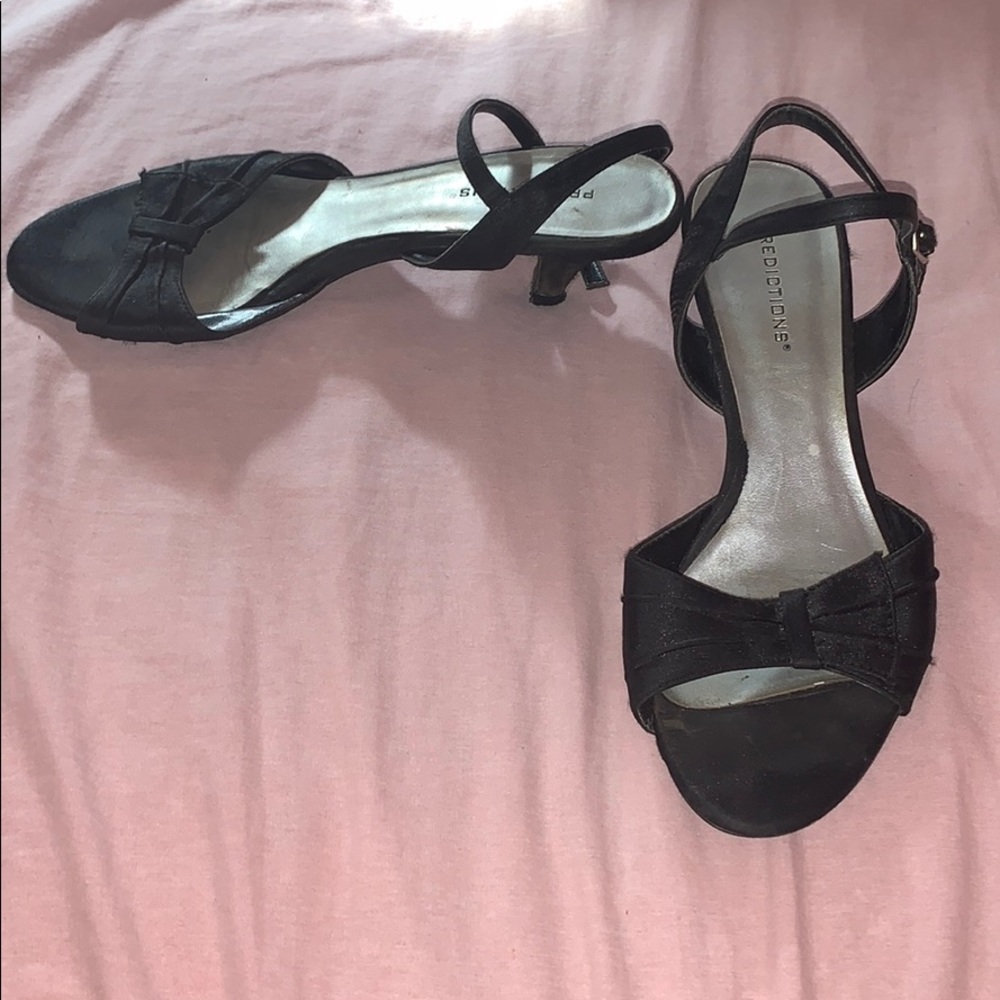 Black pumps
